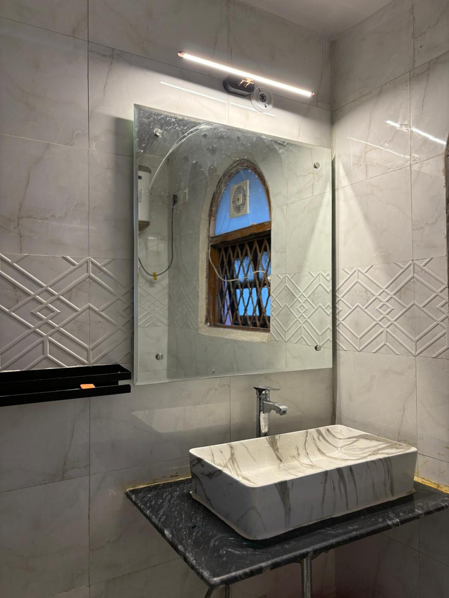 Atharva's By Goaround Homes - Nehru Enclave Metro, South Delhi Couette-café *