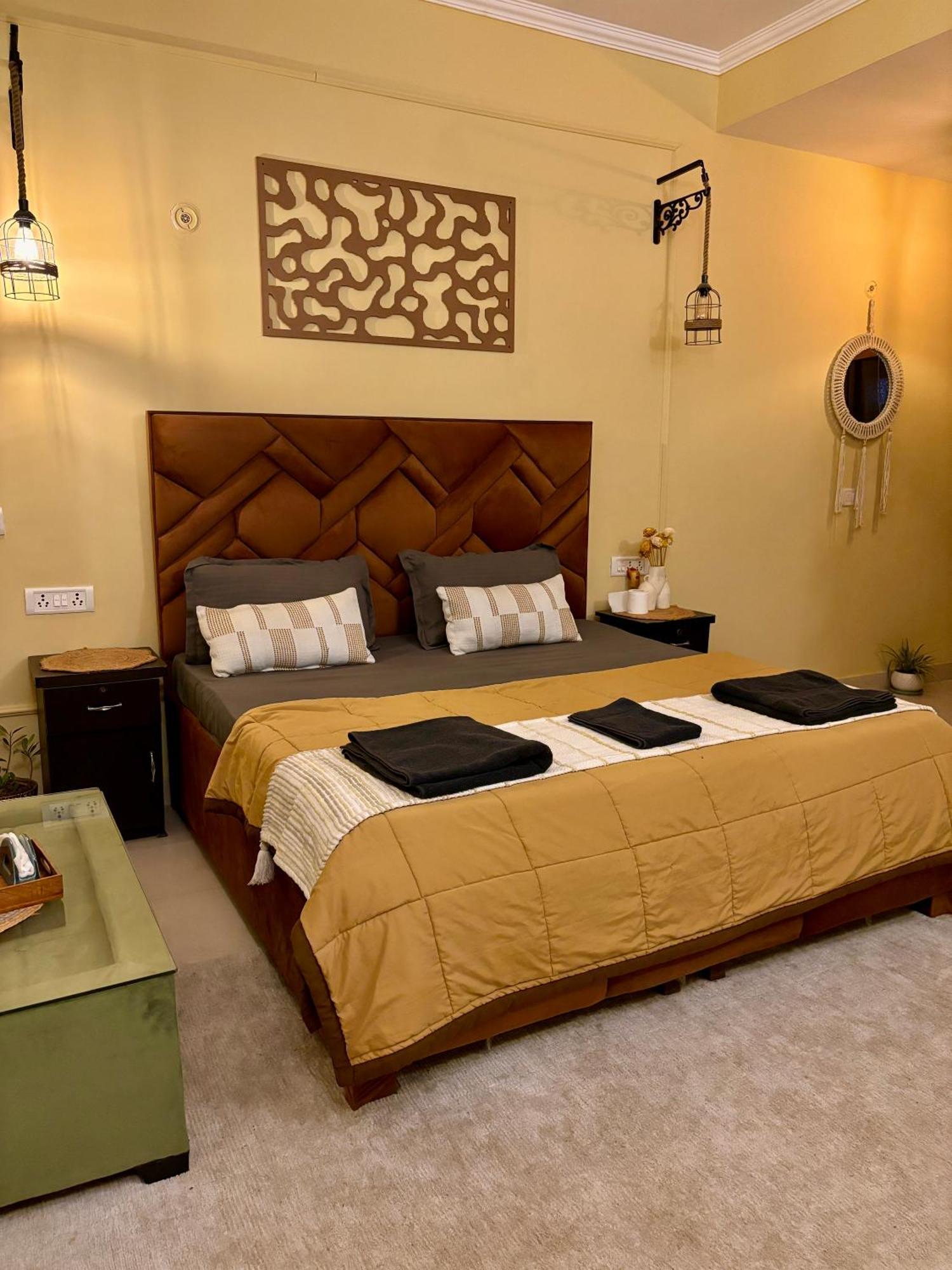 Atharva's By Goaround Homes - Nehru Enclave Metro, South Delhi Couette-café *