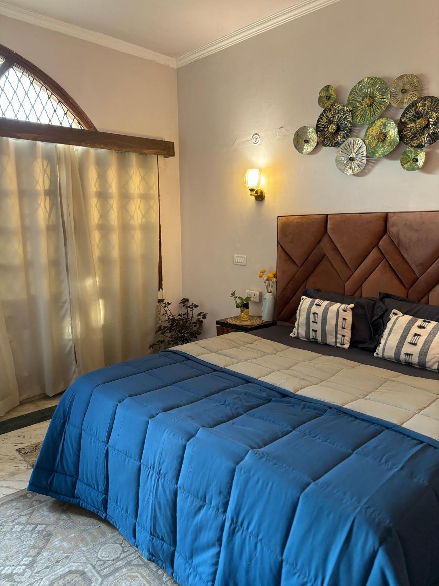 Atharva's By Goaround Homes - Nehru Enclave Metro, South Delhi Couette-café *