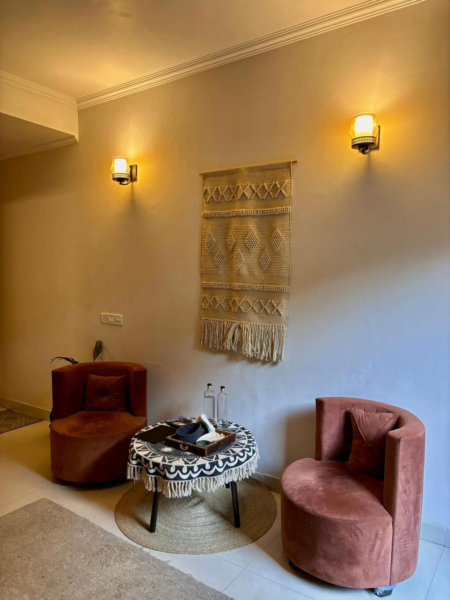 Atharva's By Goaround Homes - Nehru Enclave Metro, South Delhi Couette-café