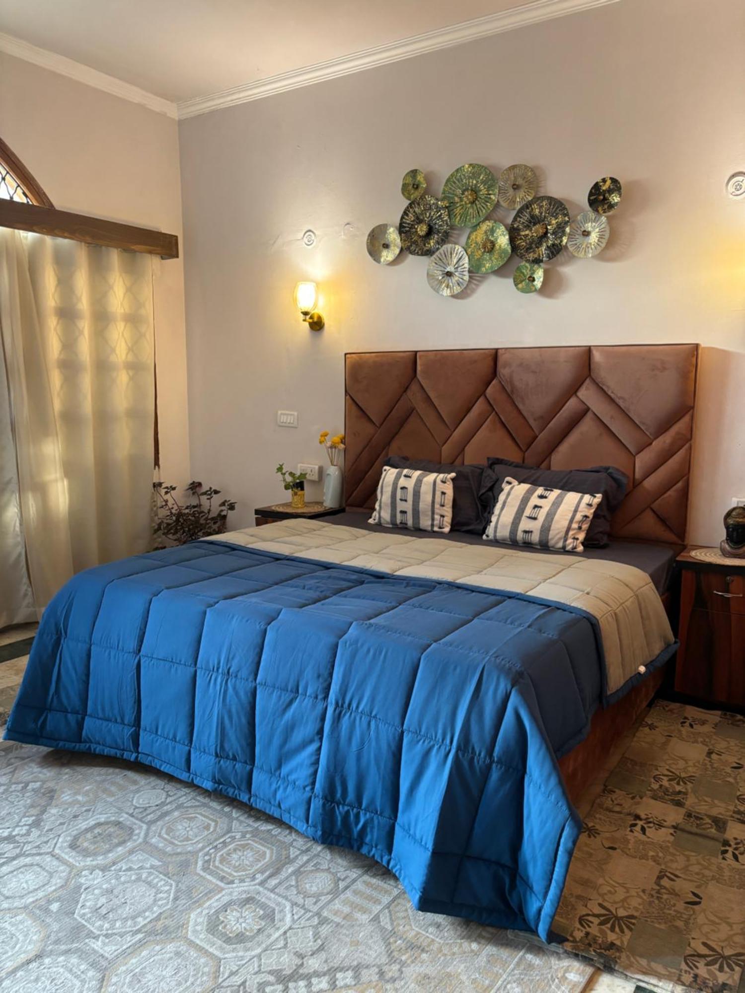 Atharva's By Goaround Homes - Nehru Enclave Metro, South Delhi Couette-café *