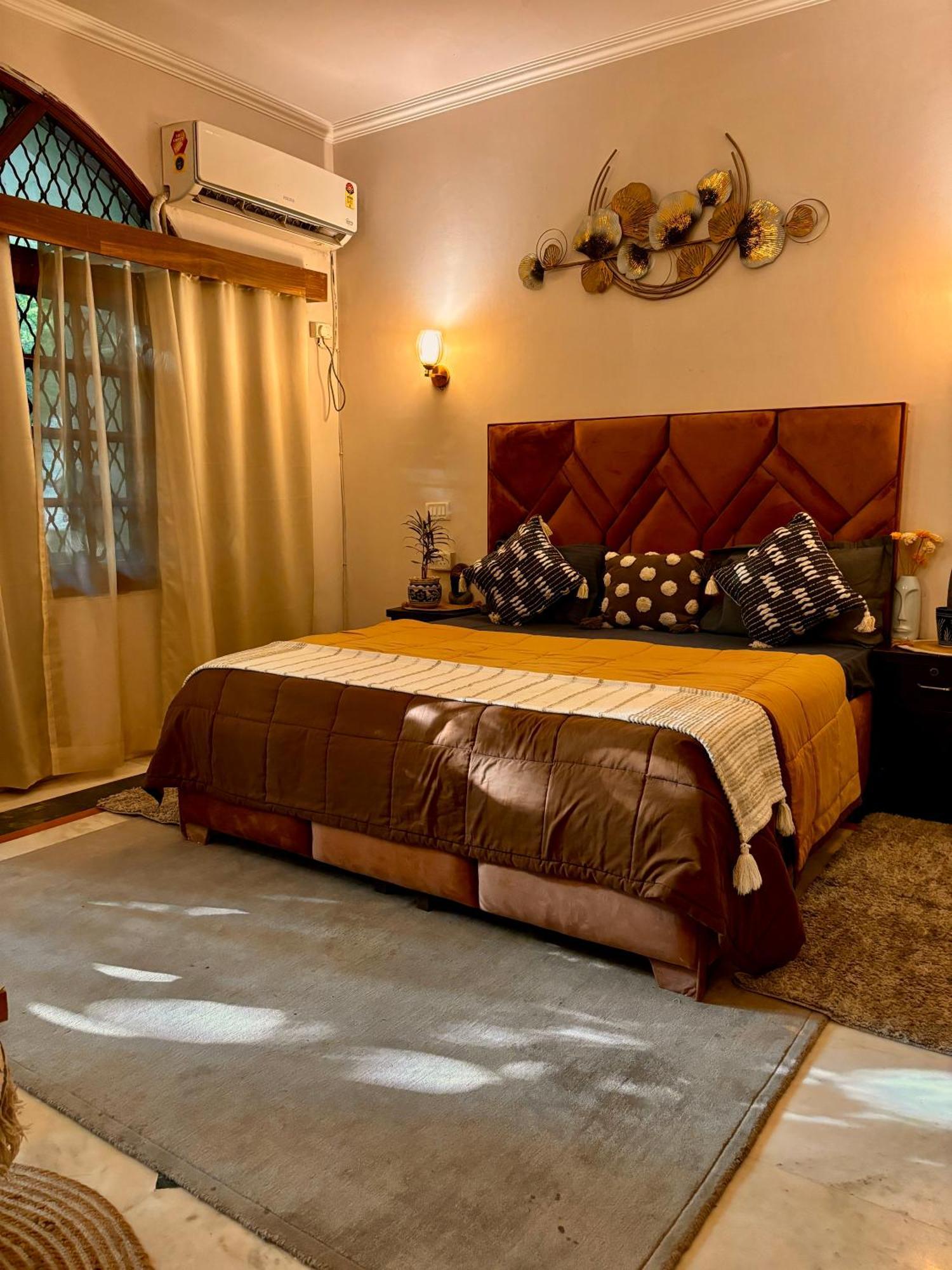 Atharva's By Goaround Homes - Nehru Enclave Metro, South Delhi Couette-café