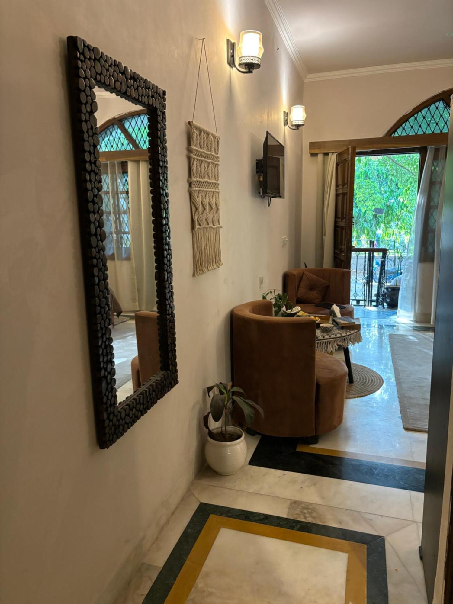 Couette-café Atharva's By Goaround Homes - Nehru Enclave Metro, South Delhi