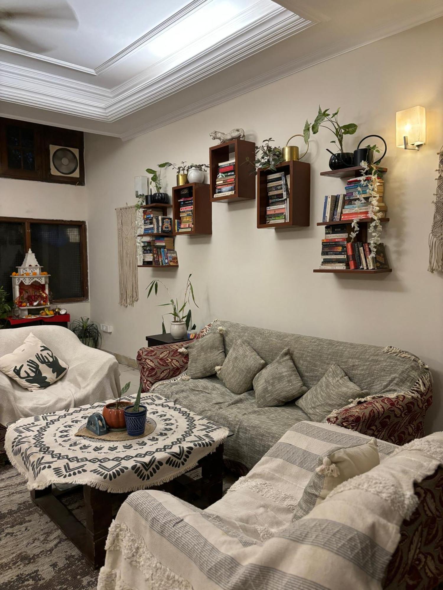 Atharva's By Goaround Homes - Nehru Enclave Metro, South Delhi Couette-café