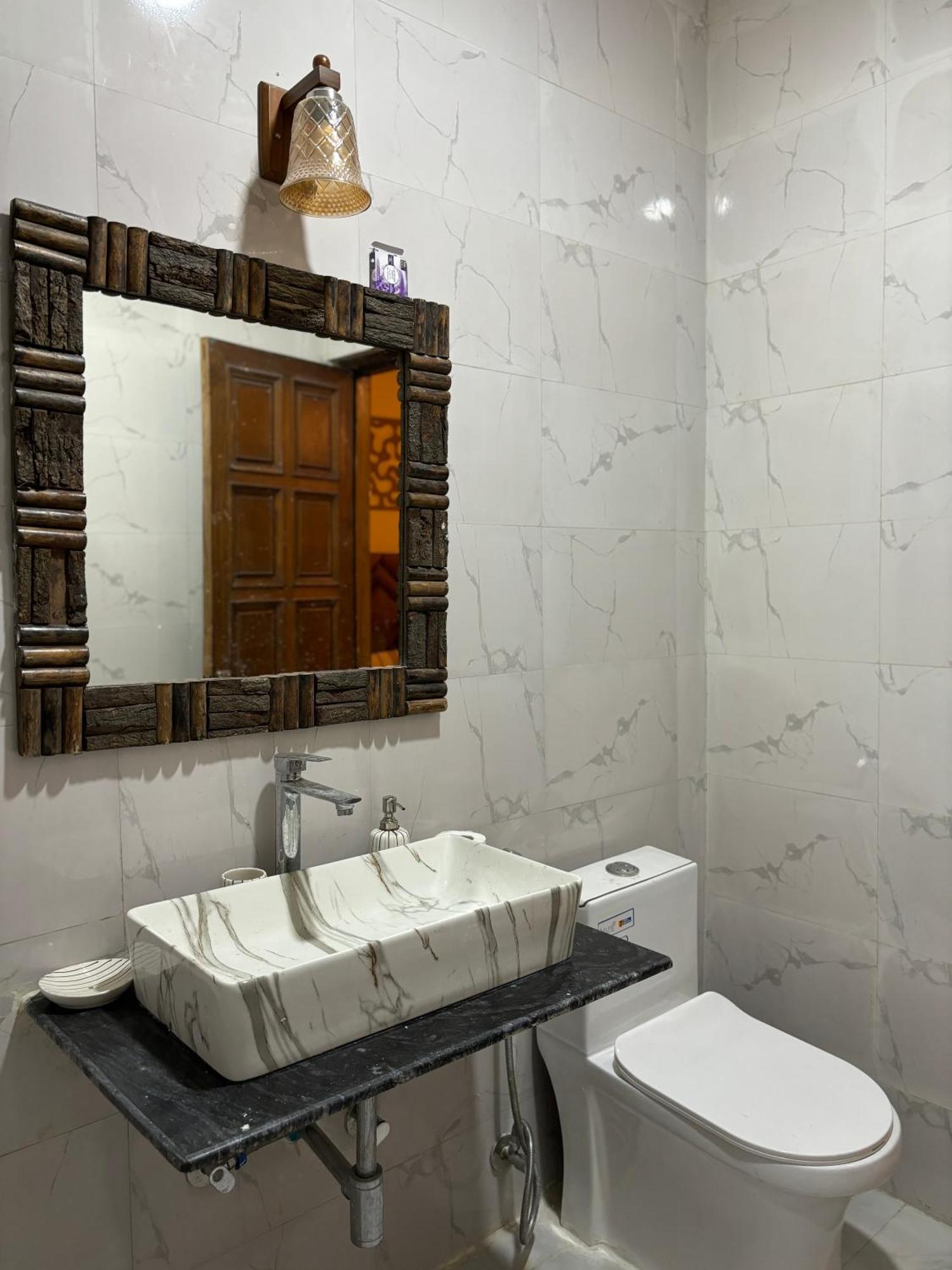 Couette-café Atharva's By Goaround Homes - Nehru Enclave Metro, South Delhi *