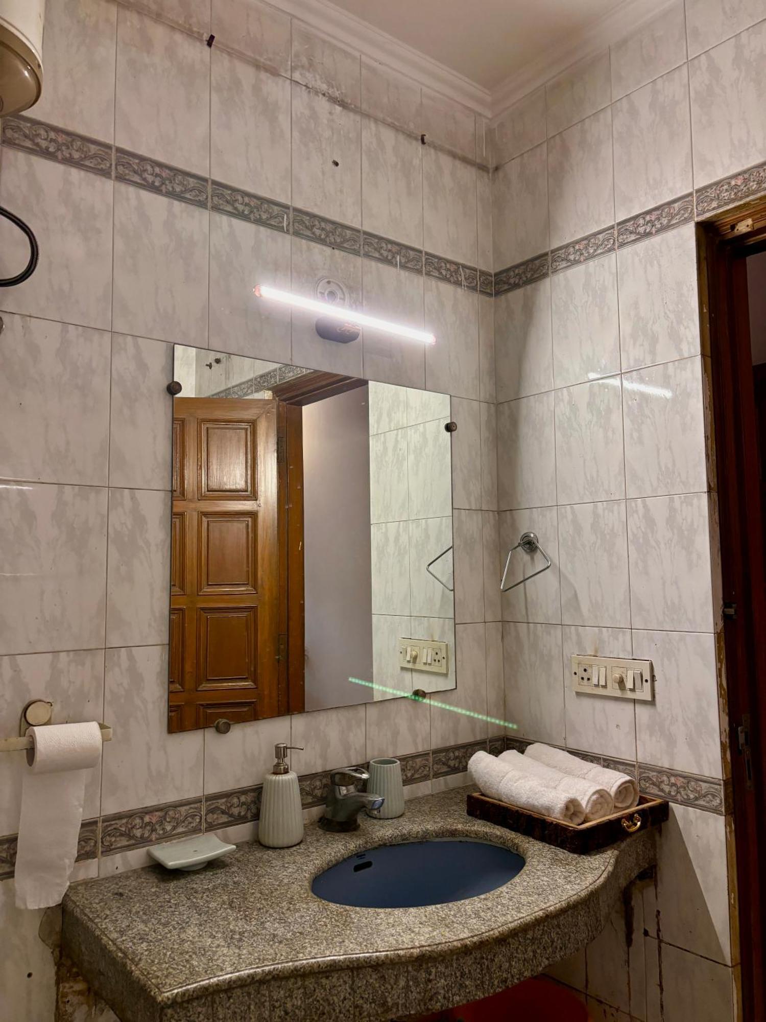 Atharva's By Goaround Homes - Nehru Enclave Metro, South Delhi Couette-café