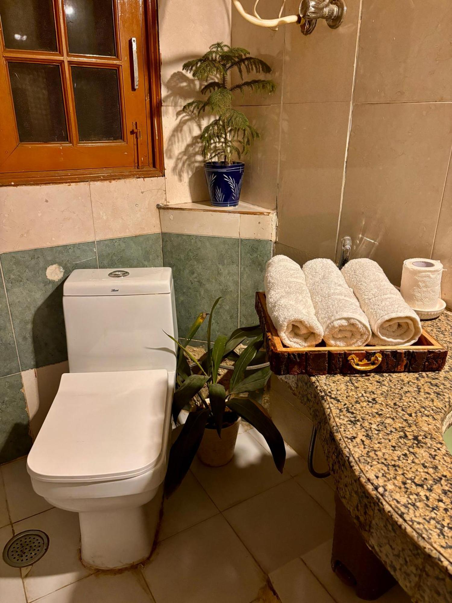 Atharva's By Goaround Homes - Nehru Enclave Metro, South Delhi Couette-café *