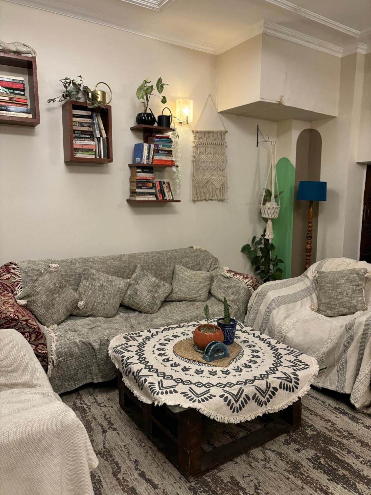 Atharva's By Goaround Homes - Nehru Enclave Metro, South Delhi Couette-café