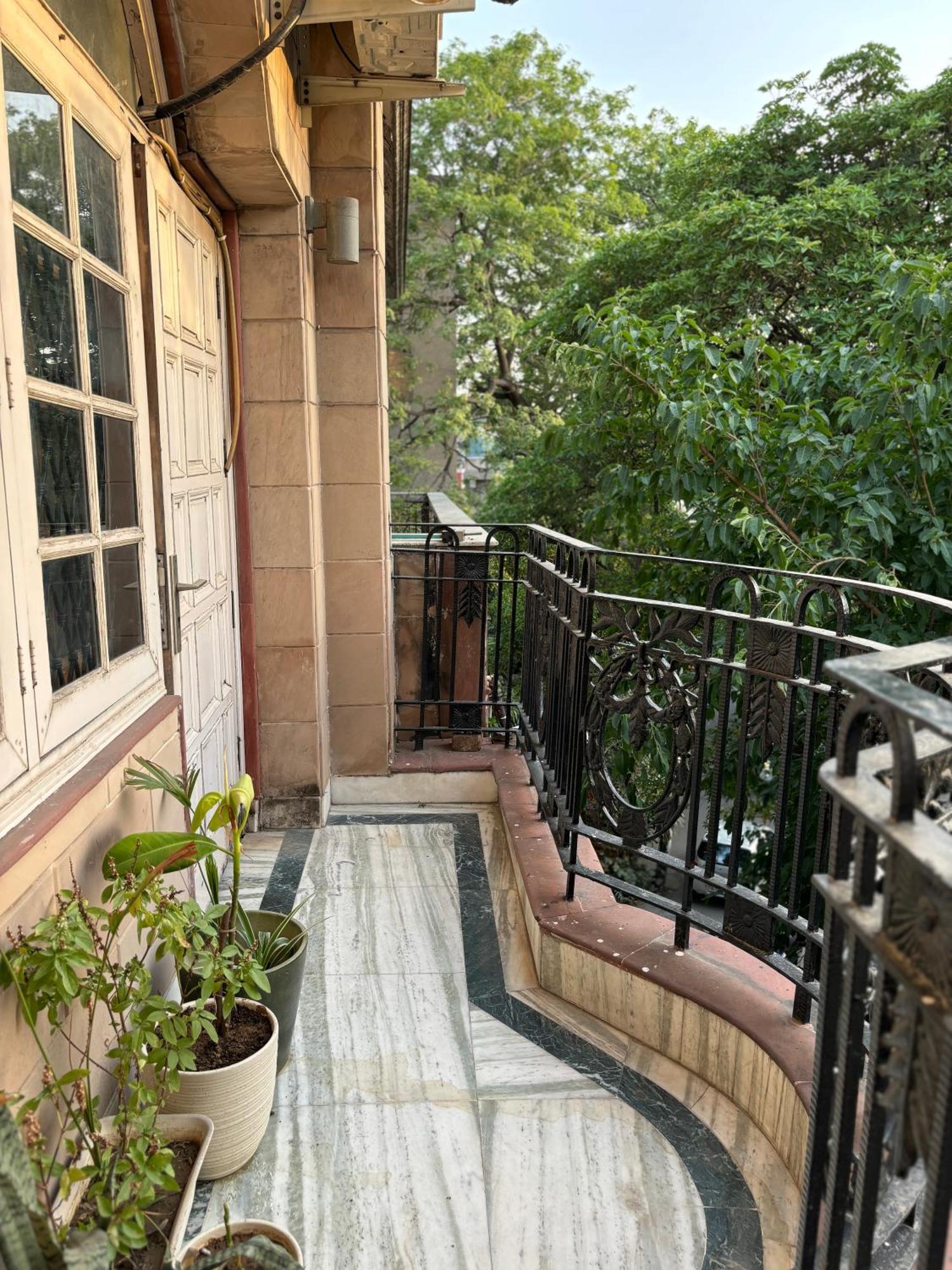 Atharva's By Goaround Homes - Nehru Enclave Metro, South Delhi Couette-café *